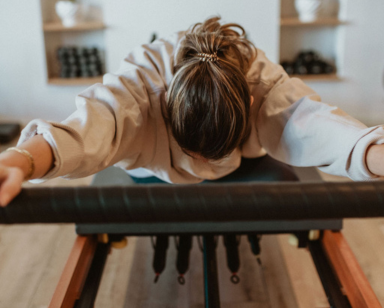 persona-ejercitando-reformer-pilates